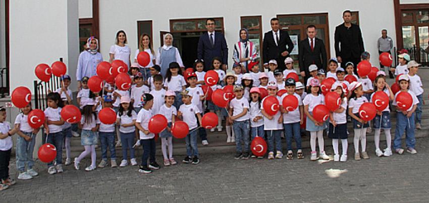 Halide Edip Adıvar Anaokulu öğrencilerinden Bayrak yürüyüşü: