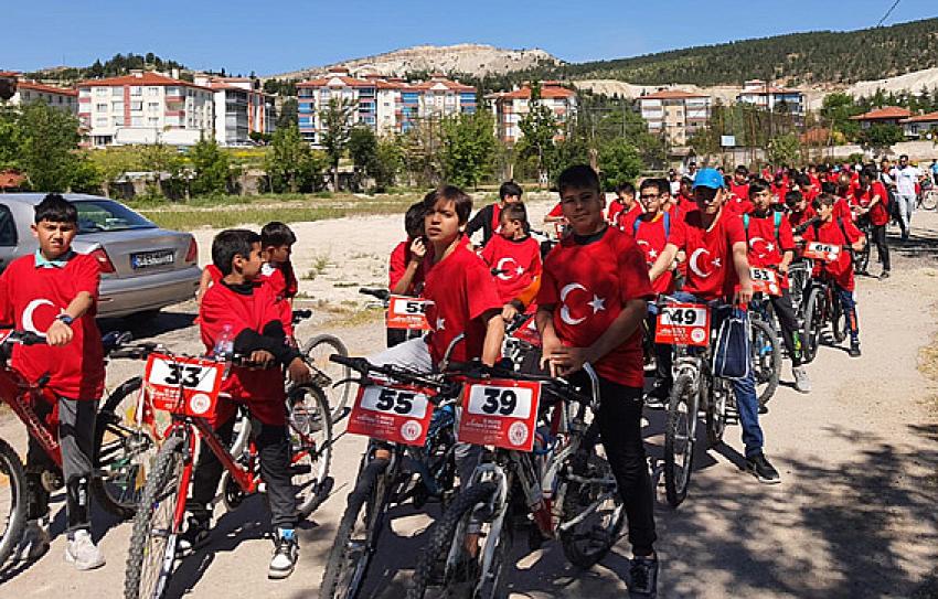 15-21 Mayıs tarihleri arasından kutlanan gençlik Haftası kapsamında genç bisikletçiler, tura çıktı.