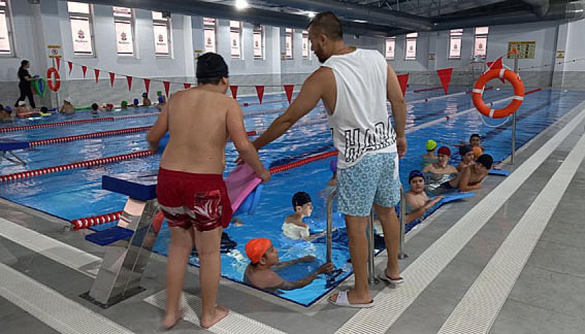 Belediyenin Yarım Olimpik Yüzme Havuzunda çocuklar yüzme öğreniyor.