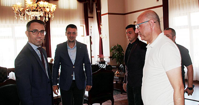 Beypazarı Ticaret Odası Başkanı İrfan Çelik’ten Yeni kaymakama hayırlı olsun ve taziye ziyaretinde bulundu.