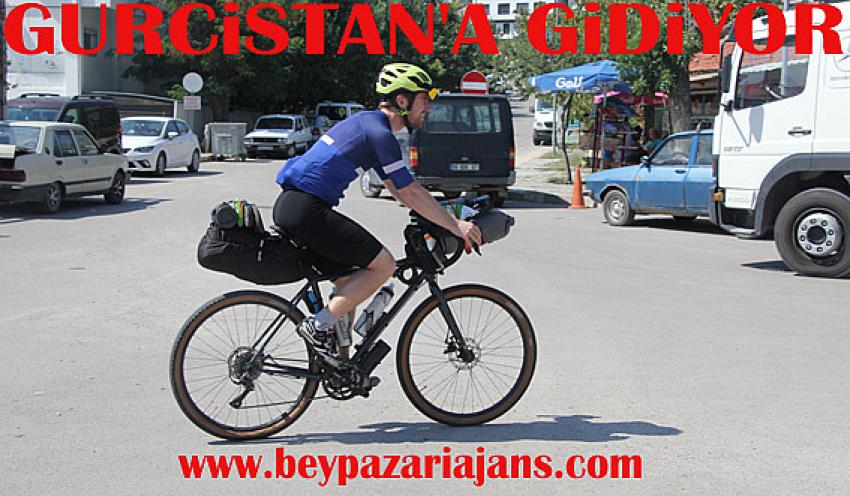 Avusturya(Austria Graz)dan yola çıkan 30 yaşındaki genç, bisiklet yolculuğunda Beypazarı’na geldi.