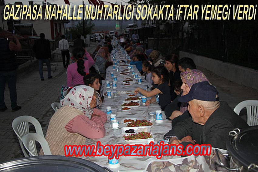 Gazipaşa Mahalle Muhtarlığı Mahallede iftar yemeği verdi.