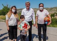 Beypazarı belediye başkanı Tuncer Kaplan, çocukları sevindirdi: