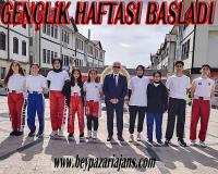 Beypazarı Gençlik Spor ilçe müdürü gençlerle anıta, Gençlik Haftasında çelenk koydu