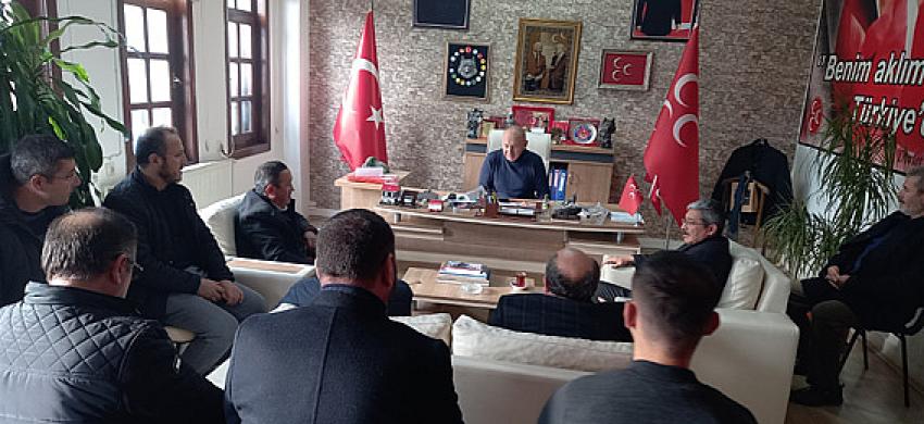 İman Hatip Platform başkanı Hüseyin Çelik, Platform üyeleriyle birlikte MHP İlçe başkanlına ziyarette bulundu.