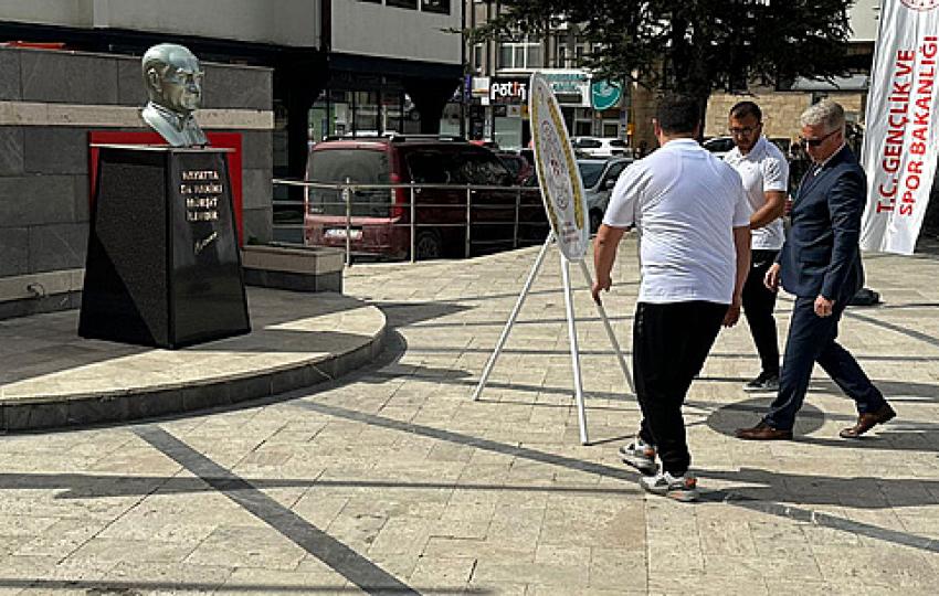 Beypazarı Gençlik Spor ilçe müdürü gençlerle anıta, Gençlik Haftasında çelenk koydu